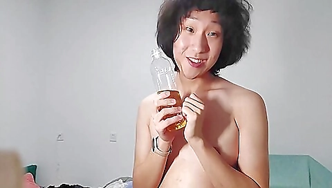 Feet fetish movie showing a sexy asian with nice feet