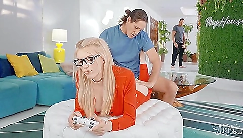 Big booty blonde hottie in the mood to have anal sex