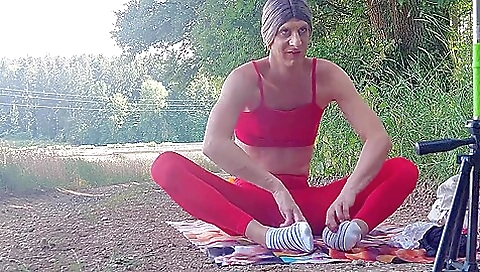 Amateur woman in stockings fucked outside the woods